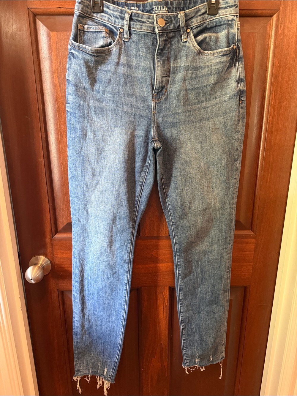 a.n.a Women's Skinny Jeans in Medium Blue Wash with Frayed Hem